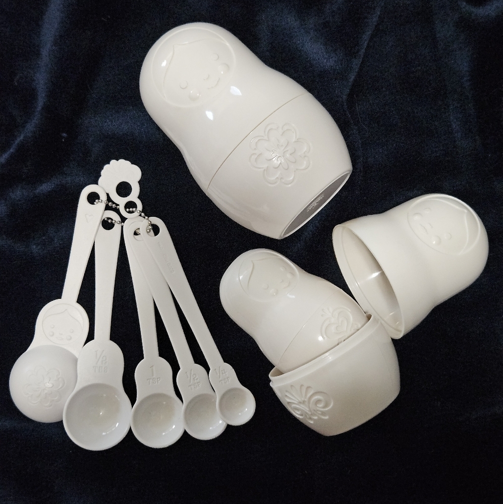 SOLD!! Fred Measuring Cups and Spoons
